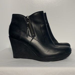 UGG Australia Meredith Black Wedge Leather Ankle Boots Size 11 KEA